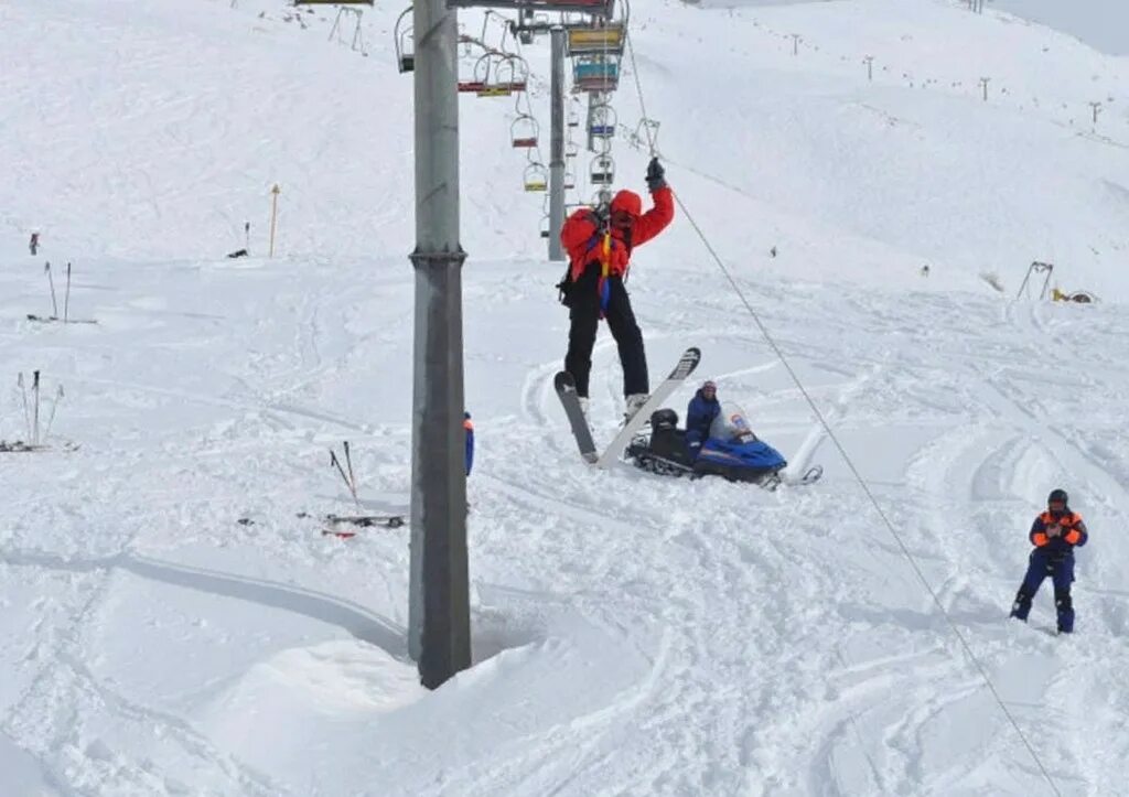 Спасатели домбай. Домбай канатка. Домбай в феврале. Домбай советская канатная дорога. Принудительно спуск лавины.