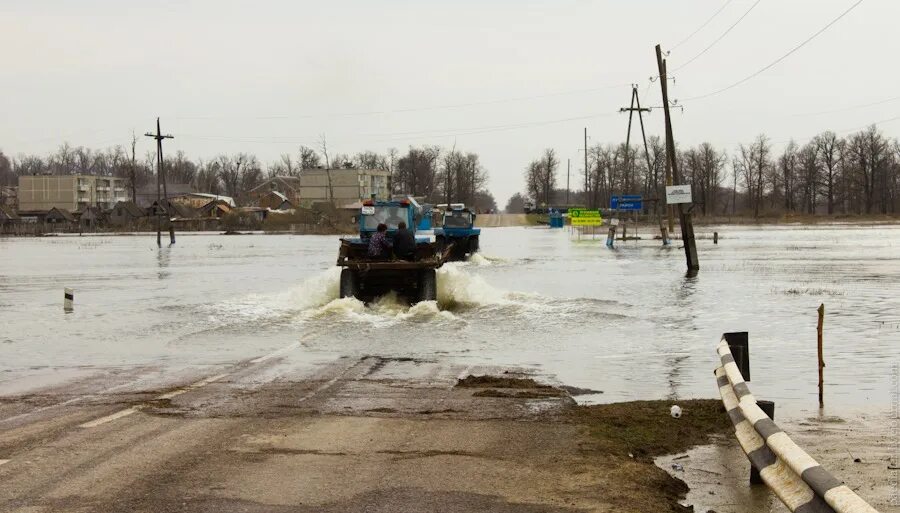 Погода на неделю в белоомуте московской. Разлив оки белоомут. разлив ока белоомут паром. разлив реки оки белоомут. разлив оки в белоомуте 2025.