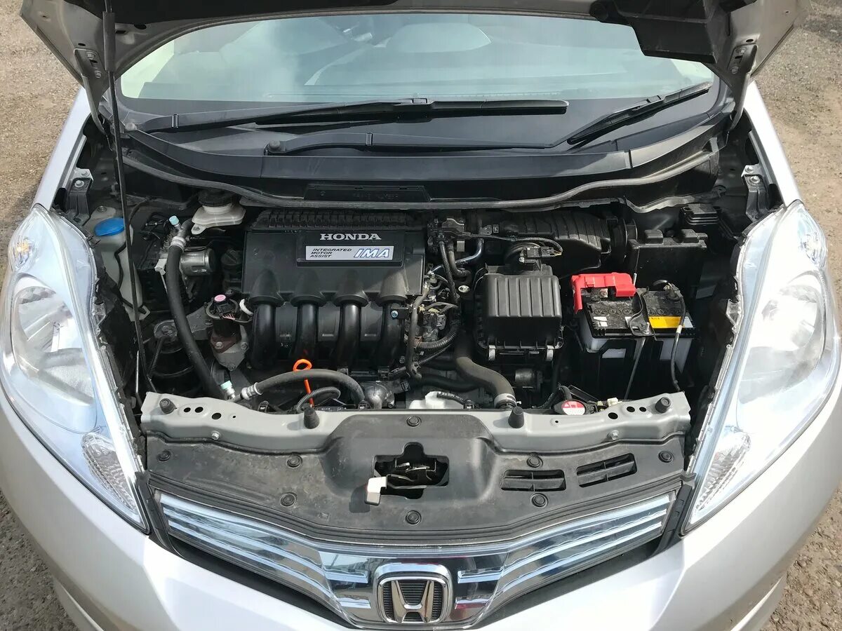 Honda shuttle аккумулятор. Хонда фит шаттл гибрид подкапотное. батарея honda fit hybrid. хонда фит шаттл гибрид акб. номер двигателя хонда фит шаттл 1.5.