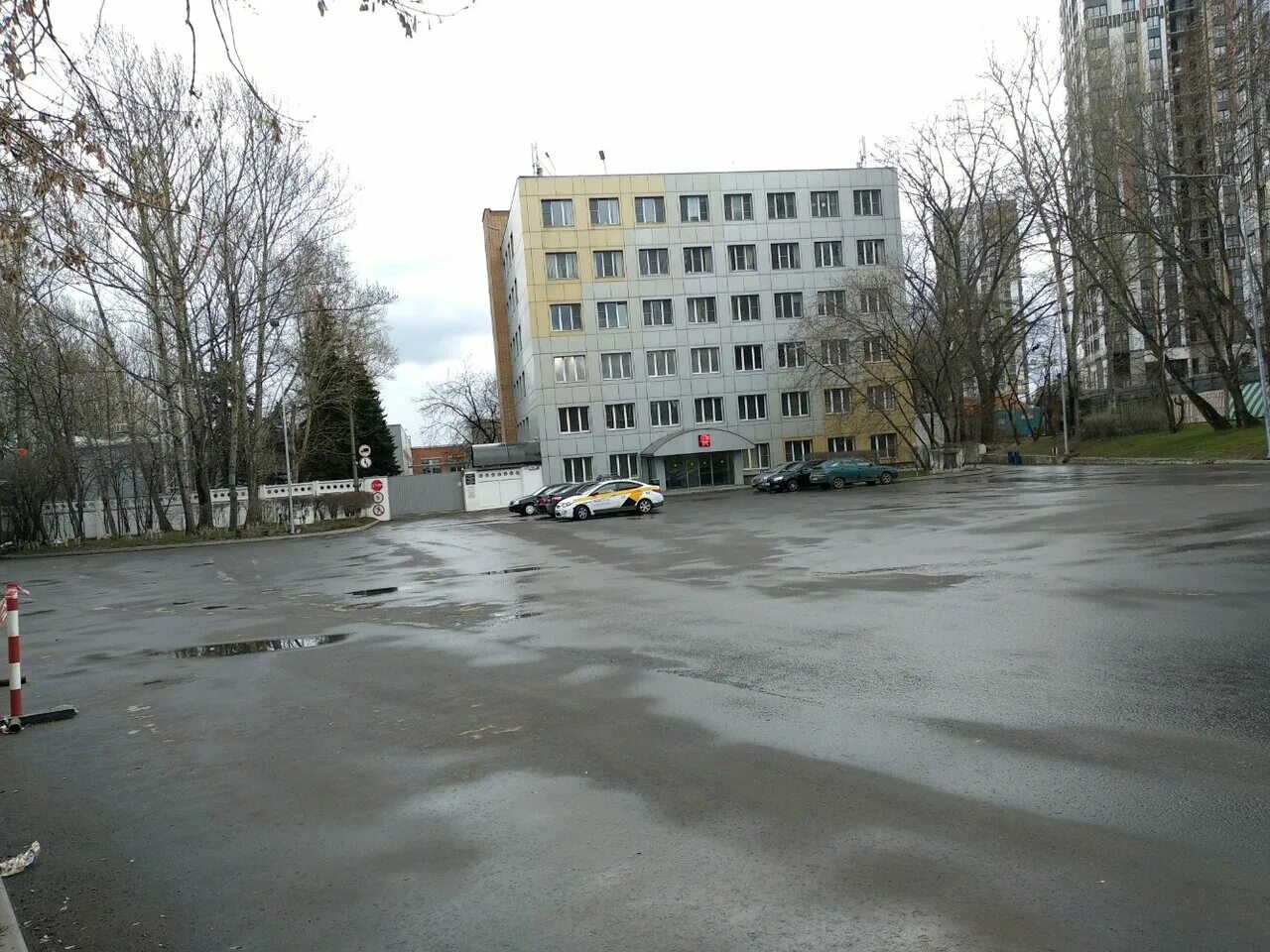 Каширский проезд 8а стр 2. Ржавое колесо. Заржавели каширский пр. Ржавый болт. Ржавые металлические трубы.