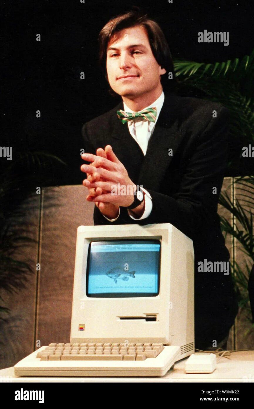 Steve mac. Стив джобс макинтош 1984. стив джобс в молодости. macintosh стив джобс. стив джобс 1980.