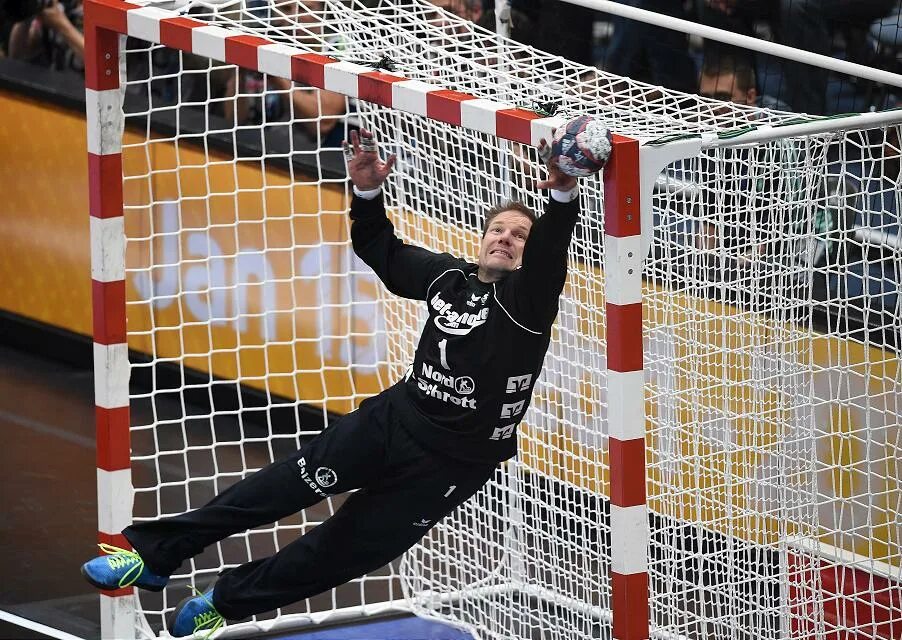 футбольный вратарь. фк краснодар сафонов. вратарь в церкви. вратарь в церкви. де хеа бавария.