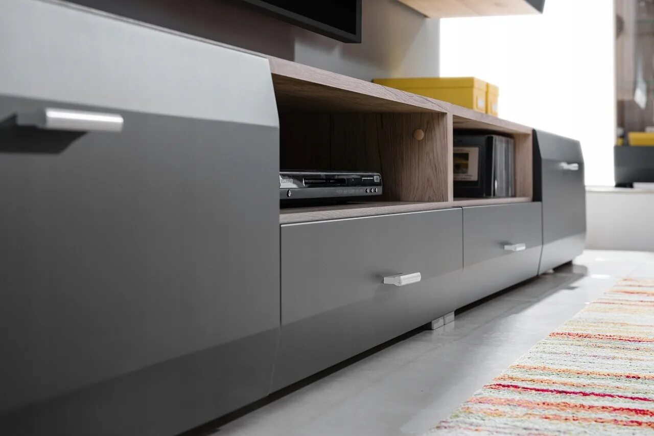 Стенка дуб сан ремо. Гостиная черный глянец. Мебель графит в интерьере. Гостиная марко бруклин кварц. Стенка лия графит.