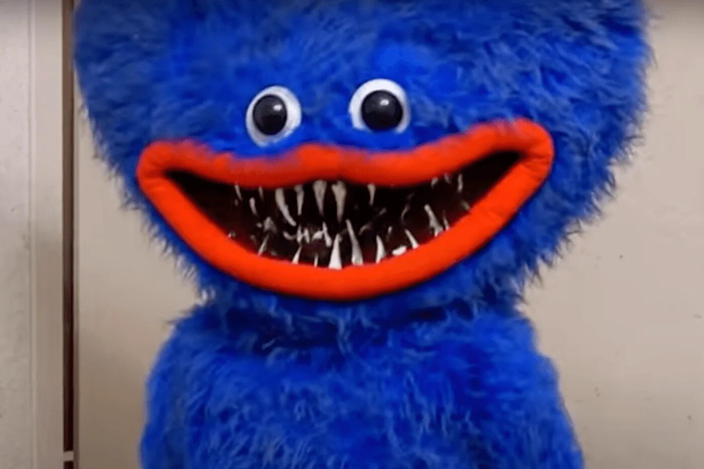 Включи хаги страшный. Синяя мягкая игрушка с зубами. Страшные мягкие игрушки. Синий монстрик с зубами.