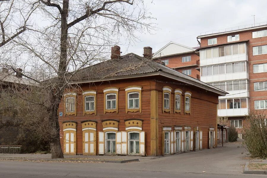 Иркутская дом 4. Старые дома в центре города Иркутск. Дом Шубиных Иркутск. Иркутск ул Желябова 6. Иркутск деревянные дом старый.