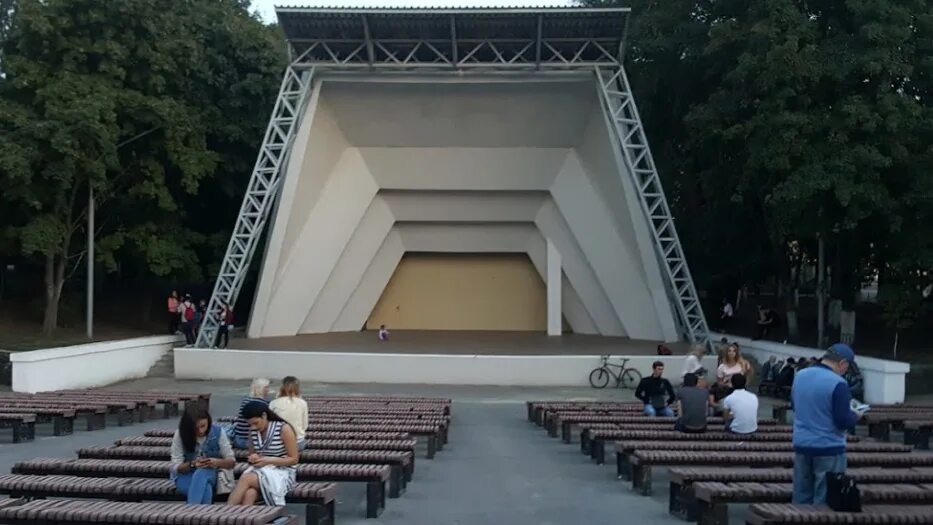 Амфитеатр ростов на дону. Амфитеатр в парке горького. кинотеатр в парке горького ростов-на-дону. театр в парке горького ростов на дону. сцена в парке горького ростов на дону.