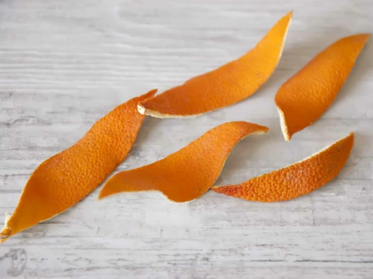 Кожуры мандарина (Citrus reticulata). Шкурка апельсина. Апельсиновая кожура. Апельсиновая корка. Сухие корки мандаринов