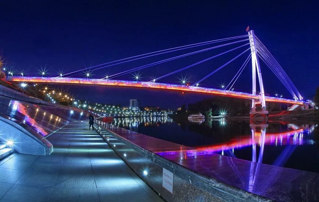 Luminary тюмень. Набережная тюмень мост влюбленных. вантовый мост тюмень. мост в тюмени на набережной. ночная набережная тюмень.