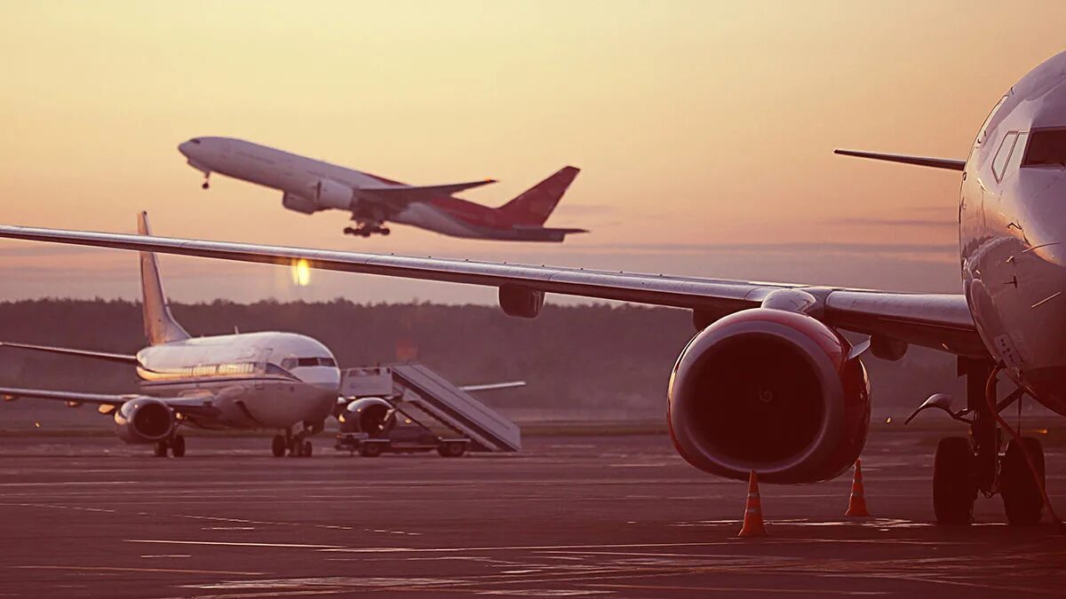 Самолет перед взлетом. Взлет самолета. Самолет на взлетнопм полос. Самолет перед взлетом. Люди в самолете.