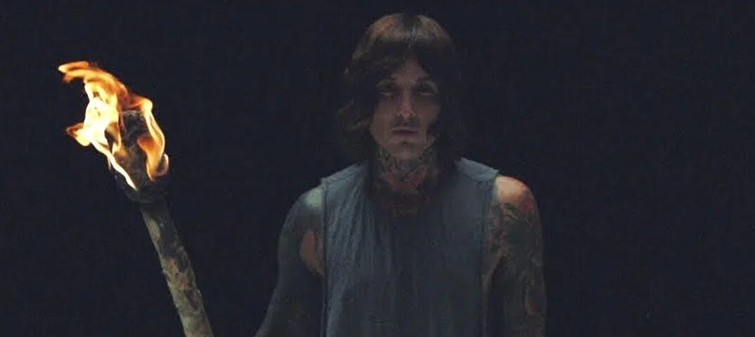 Bring me the horizon throne. Bring me the Horizon Throne обложка. Bring me the Horizon Throne кадры. Bring me the Horizon Throne Bridge TV.