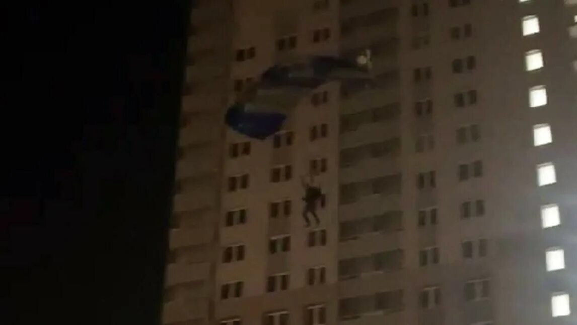 Приснилось что выпрыгнула из окна. Мальчик сбросился с 10 этажа. В балашихе женщина выбросилась из окна. Приснилось что выпрыгнула из окна. Девушка выпавшая из окна.