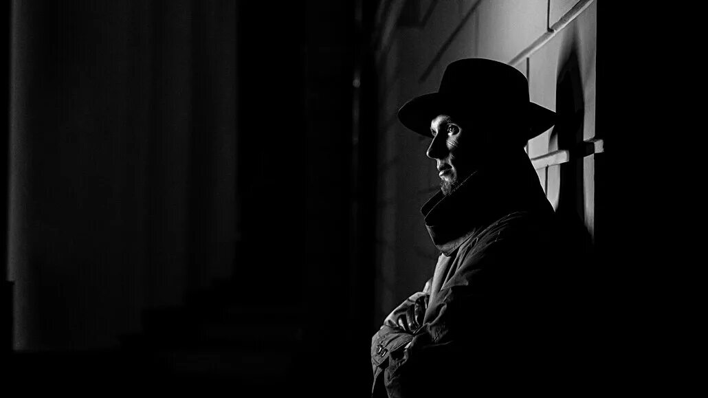 Таинственный человек в шляпе. 3 ночи со шляпой. 3 ночи со шляпой. Мужчина в шляпе со спины. Нуар мафиозник.