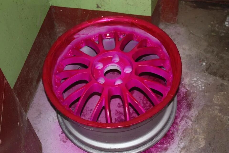 Покрашенные диски. Краска для дисков авто. Как самому покрасить диски. Порошковая покраска дисков. Покраска литого диска.
