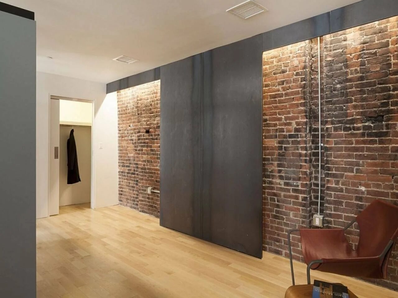 Настенные панели в стиле лофт. Панели вайнскот. Wall top. Обои для зала. Белые стены в интерьере.