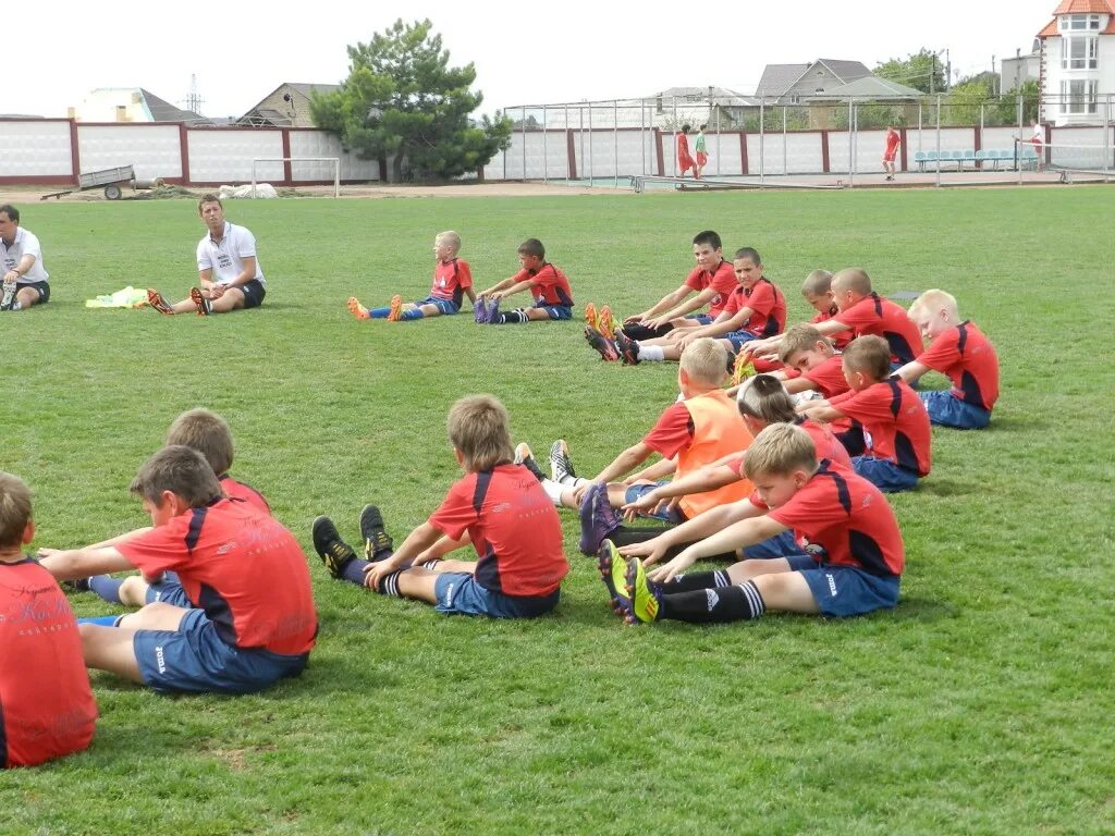 Young camp. Футбольный лагерь юные таланты. Лагерь футбол. Спортивный лагерь футбол. Мини футбол лагерь.