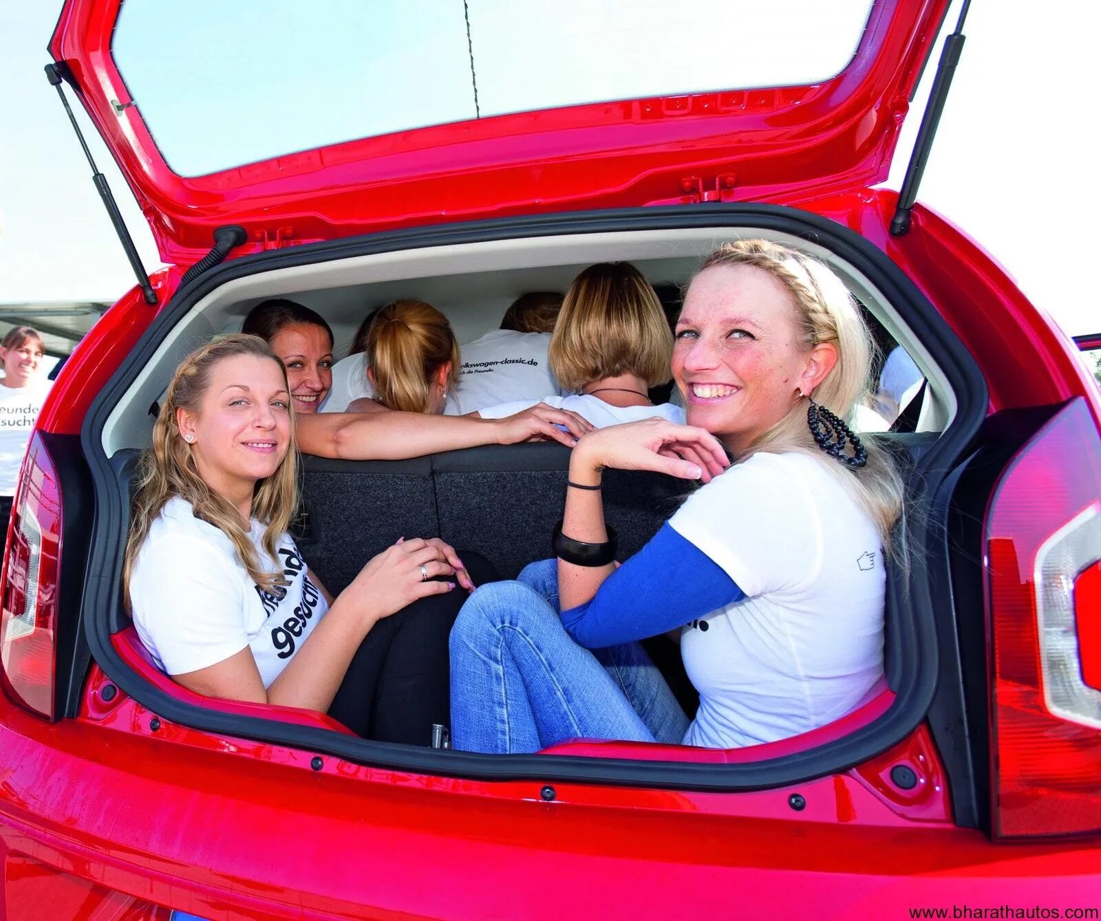 Путешествие с подругами. Автомобиль для большой семьи. Четверо в одной машине. Грузовик-призрак / road train (2009. Четверо в машине.