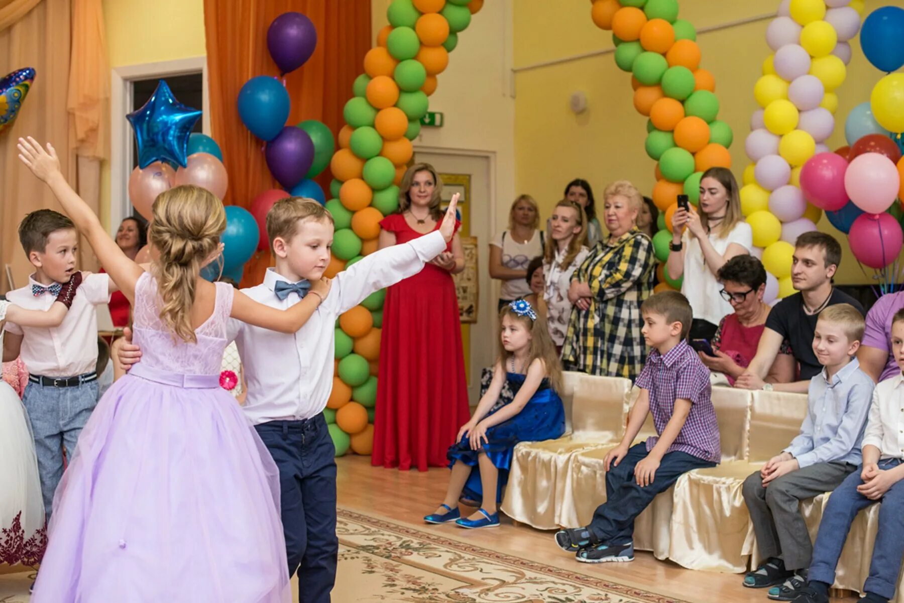 Выпускной в детском саду района. Выпускной в детском саду. Выпускной в детском Ду. Выпускной видетском саду. Выпускной в саду в одном стиле.