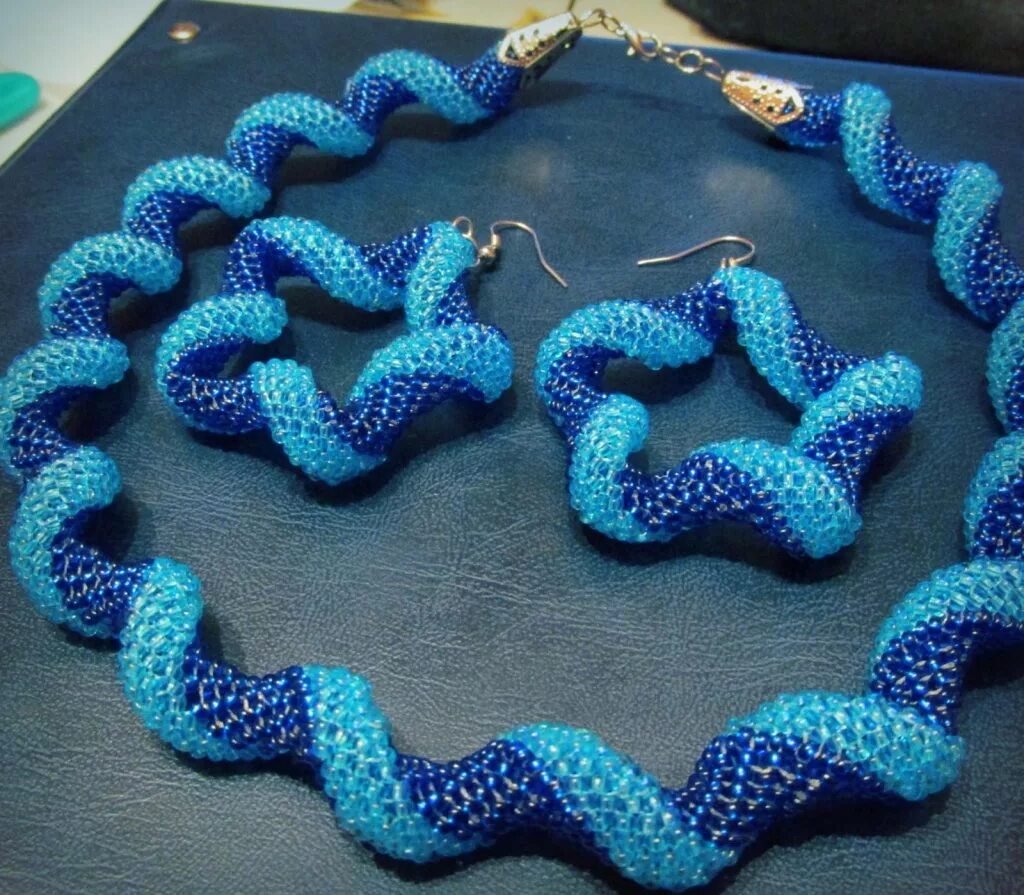 жгут бисером. жгут из бисера. вязаный браслет с бисером. жгуты связанные крючком. браслет из бисерных жгутов.