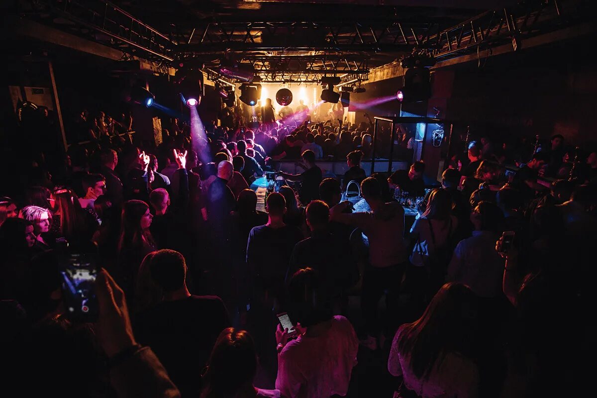 диджей в клубе. E c a club. диджей в ночном клубе. E c a club.