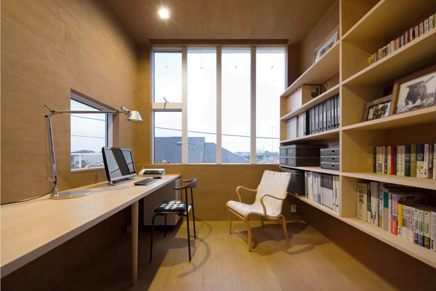 Кабинет с окном. Дом офис. Современное рабочее место. Интерьер рабочего кабинета. Домашний офис интерьер.