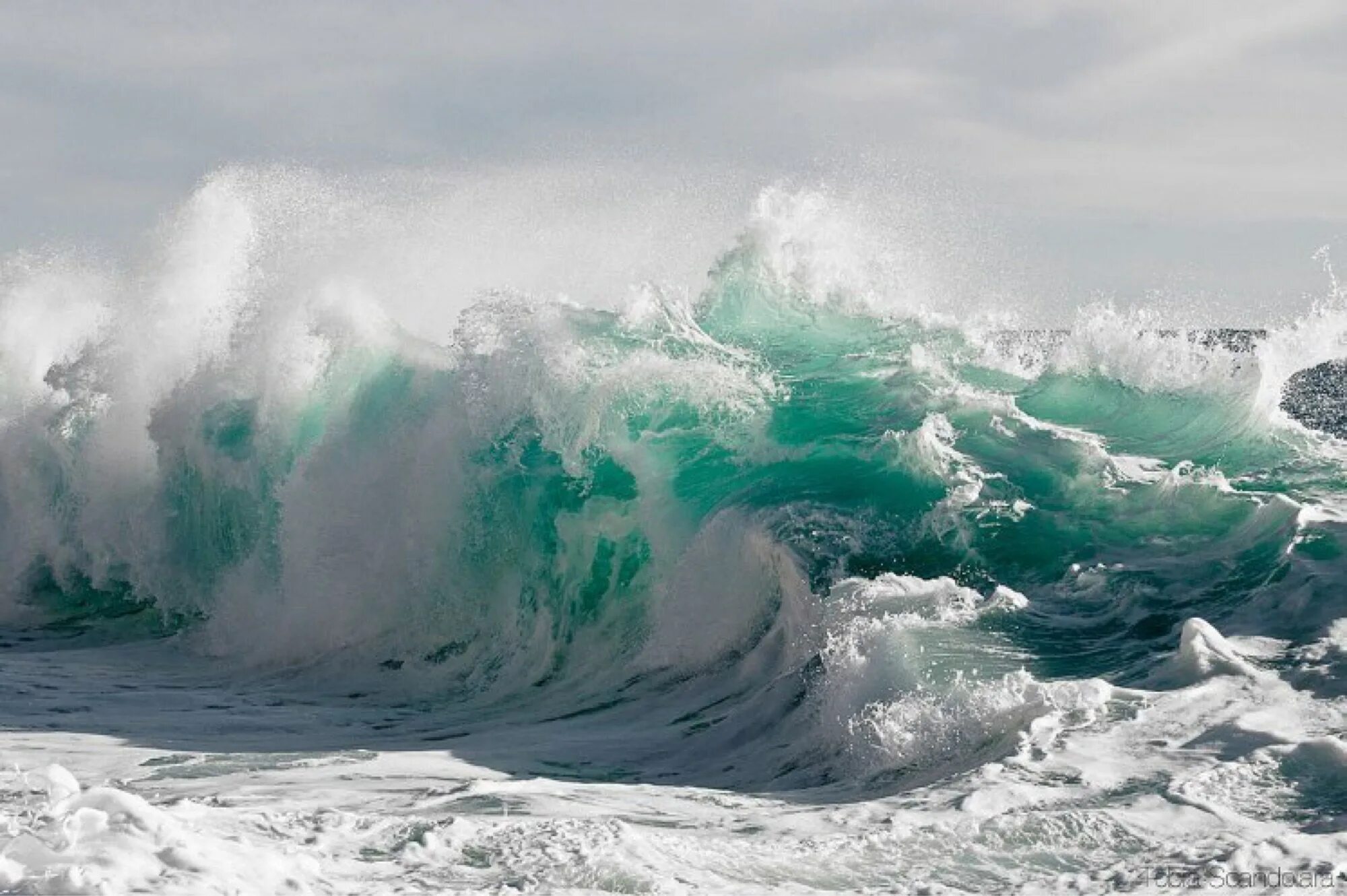 Первыми приходят волны. Море, волны. Океан волны. Штормовые волны. Море шторм.