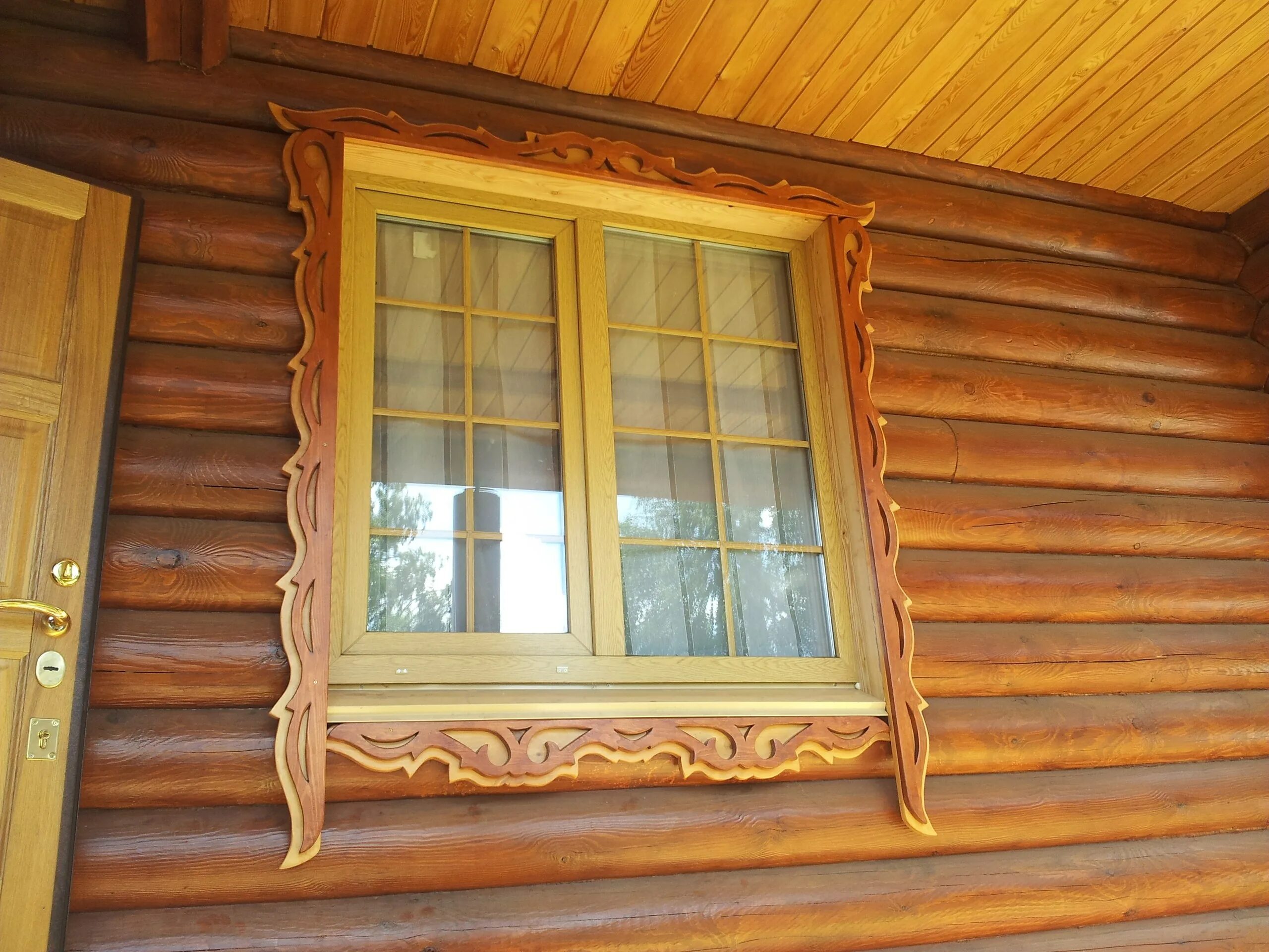 Купить окна в деревянный дом. Наличники на окна в деревянном доме. Наличники на окна в бревенчатом доме. Деревянная обналичка на окна. Обналичка на окна в деревянном доме.