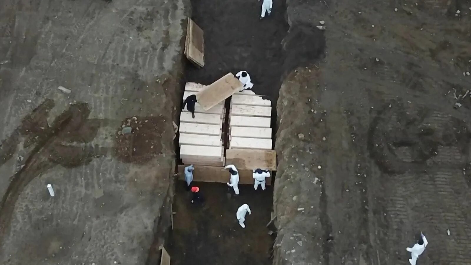 братские могилы коронавируса нью йорк. смертность от коронавируса в америке. остров харт кладбище. жертвы коронавируса в сша. сколько умерших от ковида в сша.