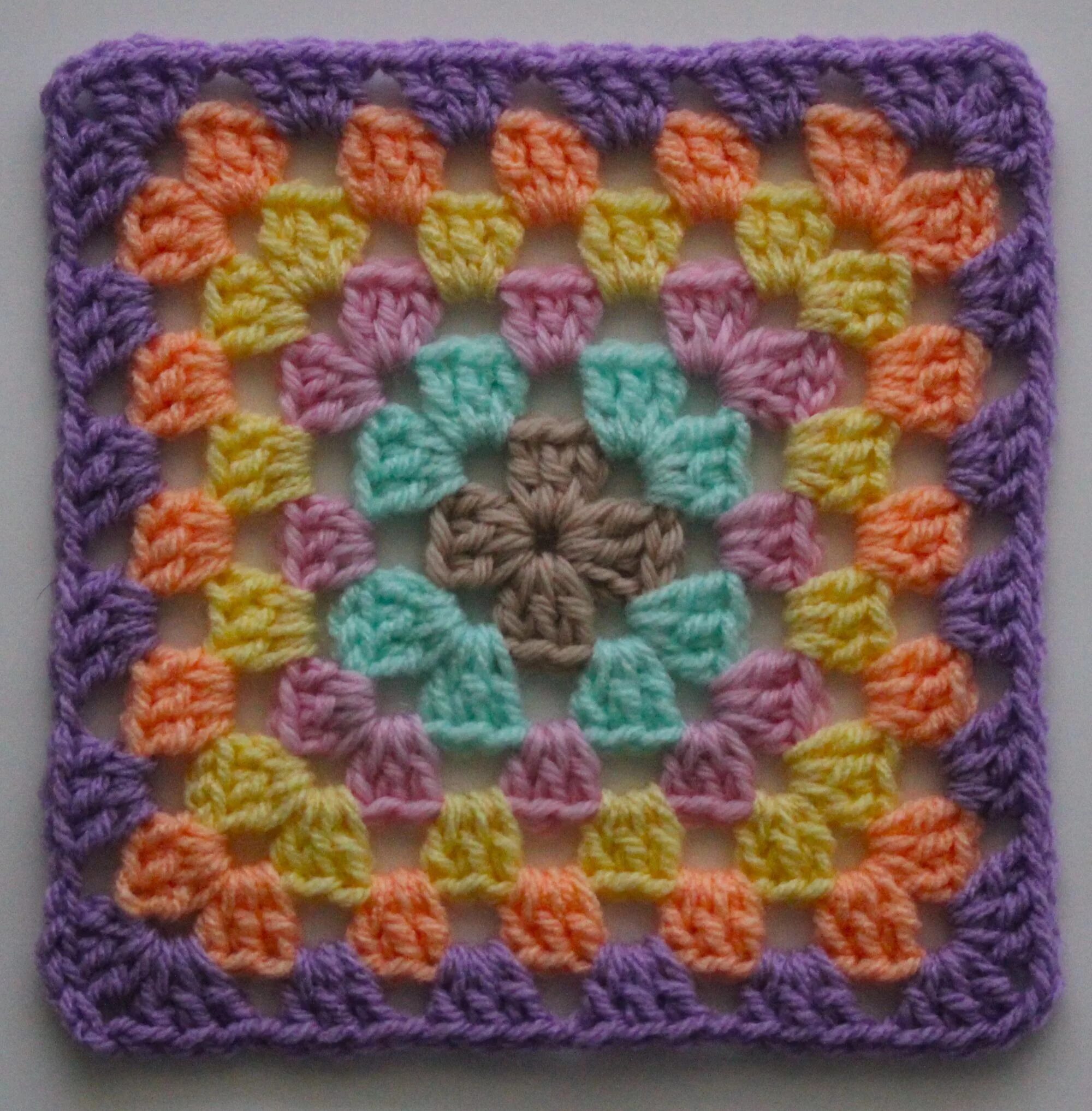 "Бабушкин квадрат" - "Pizzazz". Бабушкин квадрат granny Square. Мастер класс вязание крючком Бабушкин квадрат. Бабушкины квадратики крючком. Вязаные бабушкины квадраты крючком