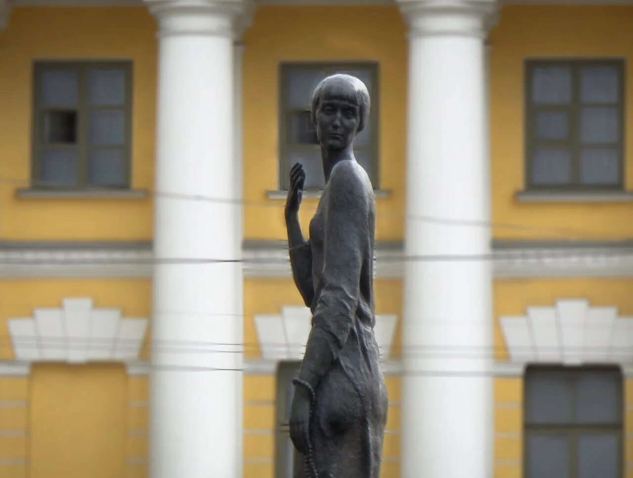 Анна ахматова памятник на шпалерной. Памятник анне ахматовой спб. Памятник анне ахматовой в санкт-петербурге. Анна ахматова памятник в питере. Памятник анне ахматовой в крестах.