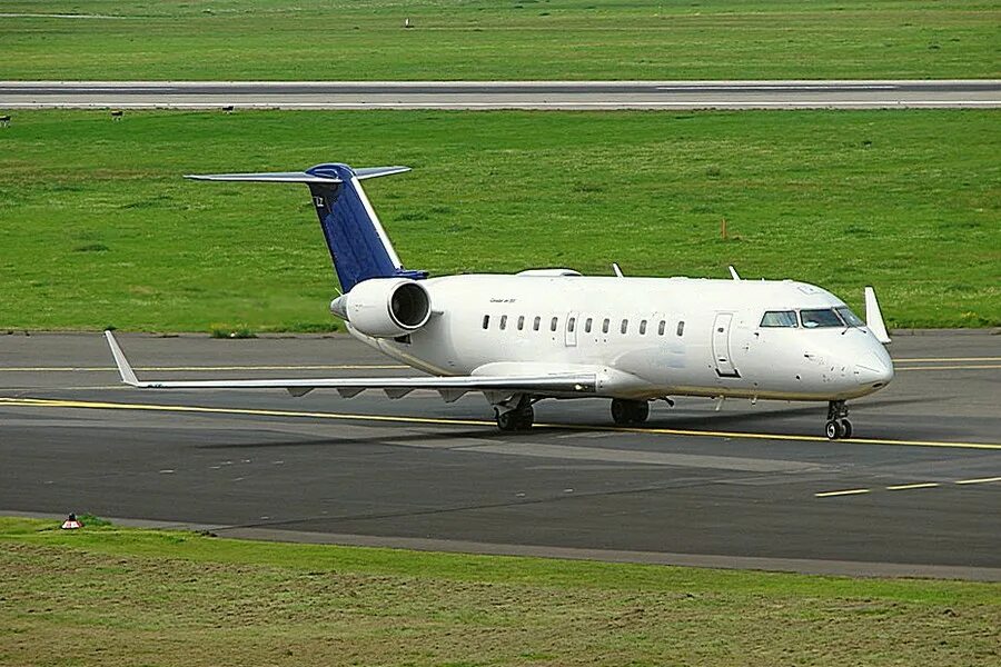 Bombardier crj200. Canadair CRJ 200 самолет. Bombardier Regional Jet 200. Canadair Regional Jet 200 самолет. Самолет canadair crj 200