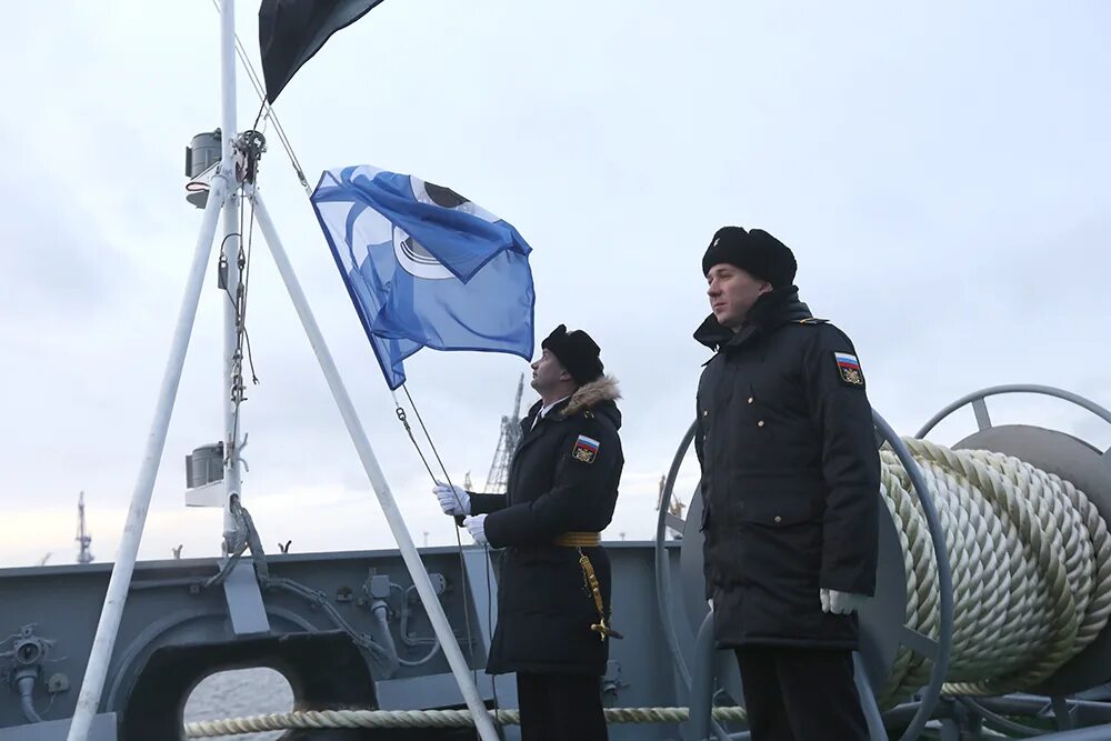 Подъем флага ВМФ. Корабль Белоусов. Подъем флага ВМФ горн.