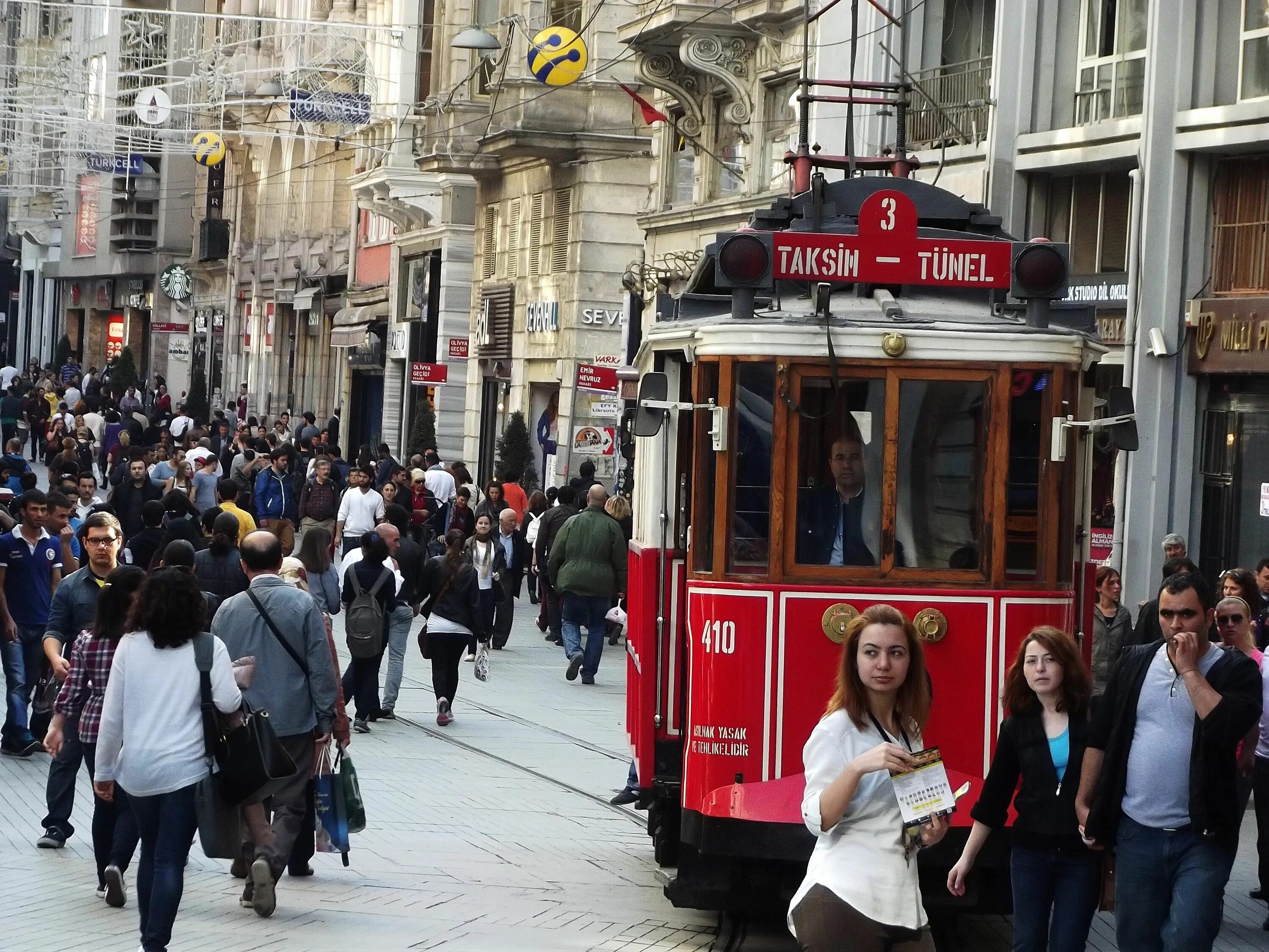 Истанбул Турция Таксим. Улица Таксим в Стамбуле. Турция площадь Истикляль. Площадь Таксим в Стамбуле.