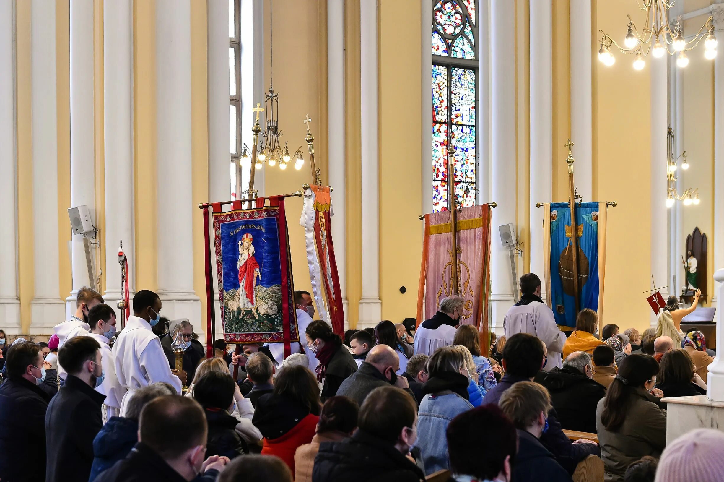 Пасха Непорочного зачатия Пресвятой Девы Марии Москва Пасха. Пасха в католическом храме. Католическая Пасха в Москве. Католики на Пасхе в Москве.