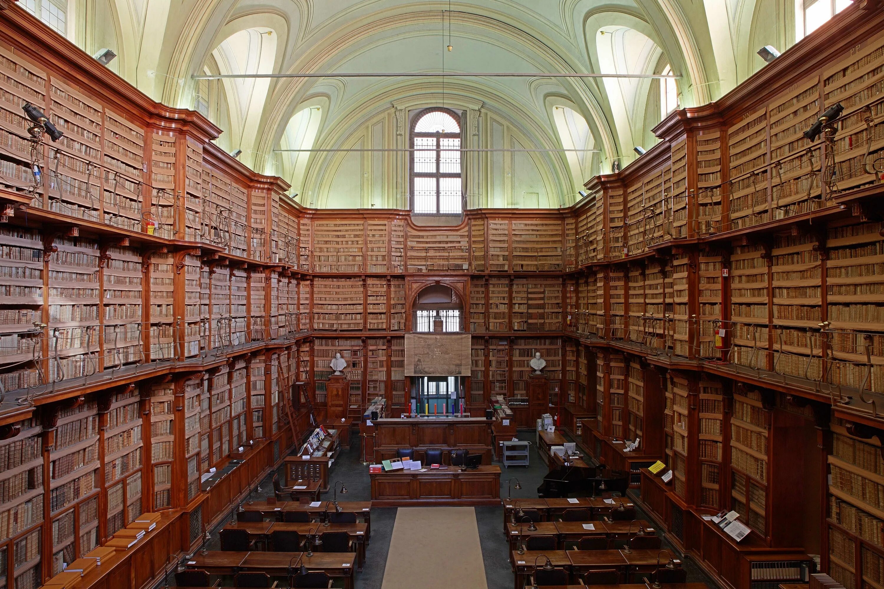 Library of medicine. Библиотека Гарвардского университета. Университет Неаполя библиотека. Гарвардская библиотека США.