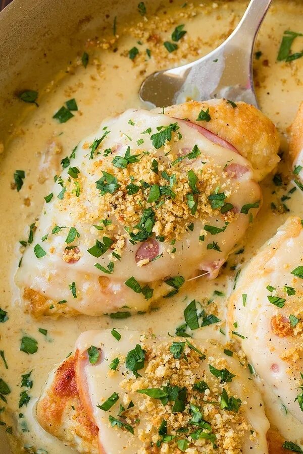 Куриные грудки с сыром в соусе. Курица в сырном соусе. курица в сливочно-чесночном соусе. куриные грудки в соусе. куриная грудка в сырном соусе.