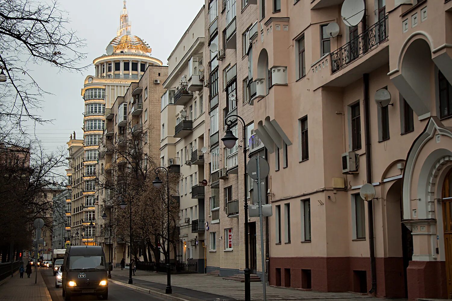 Район Арбат малая Бронная 15. Улица Луиджи Лонго Москва. Малая Бронная особняк Маяковского. Район Арбат улица малая Бронная.