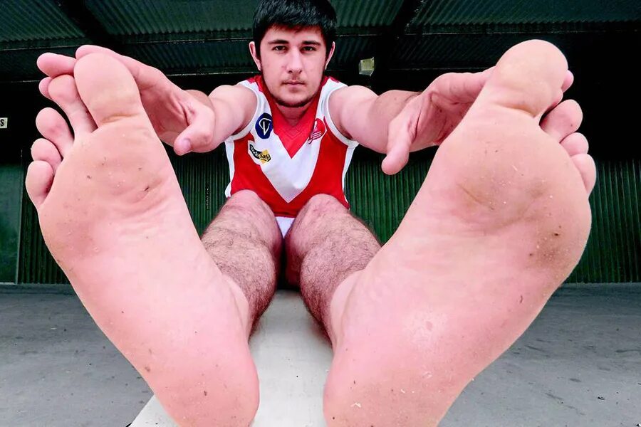 самый большой размер ноги. карл гриффитс размер ноги. ларс мотца ноги. мэнди карл гриффитс. мужик с большими ногами.