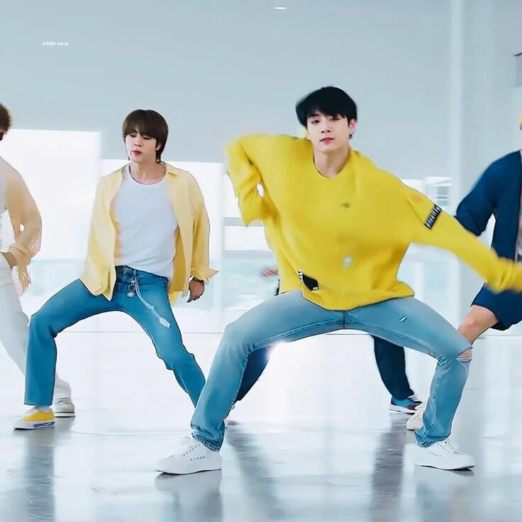 Jungkook Yellow. Чонгук в желтом 2021. Jungkook Wear Yellow Shoe. Чонгук в одежде от CK. Jumping wear