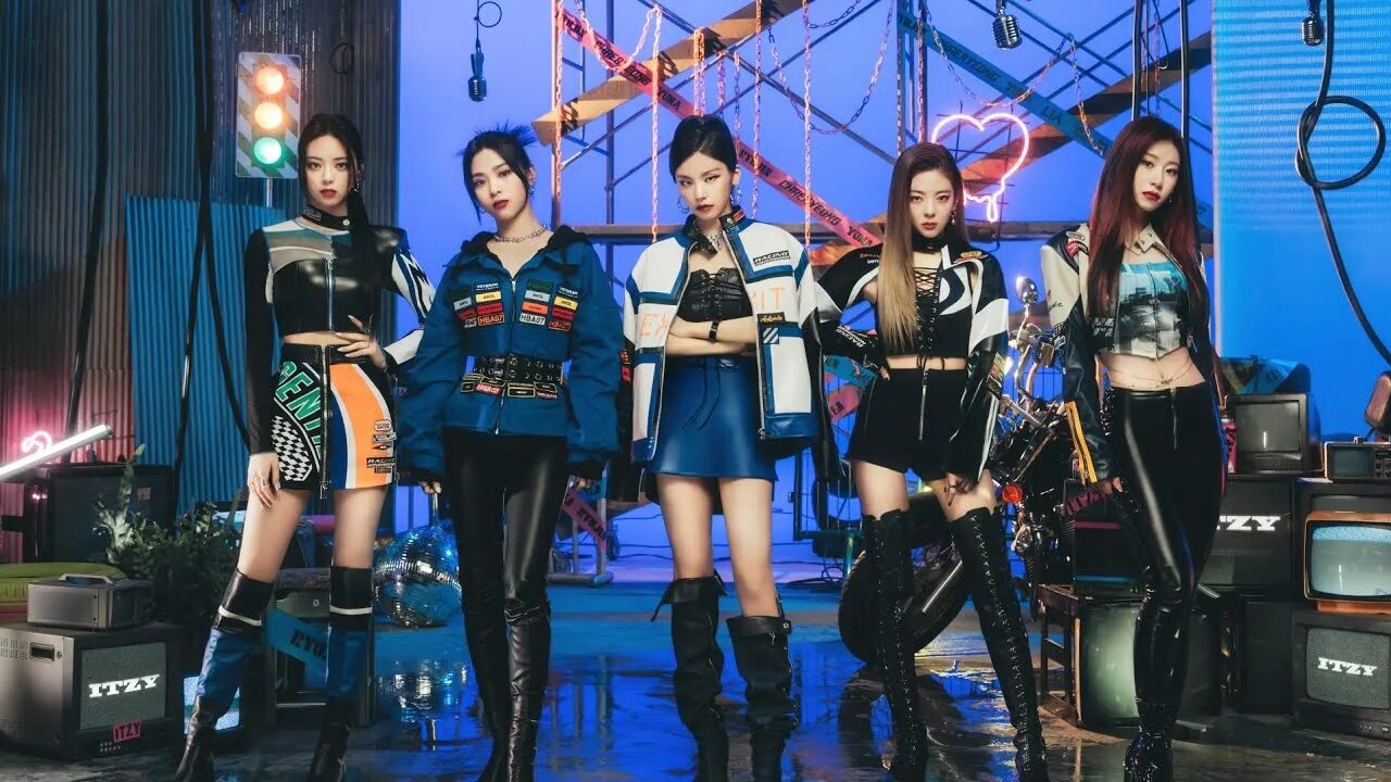Itzy boy. Йеджи itzy. itzy ryujin. итзи чекмейт. рюджин itzy 2025.