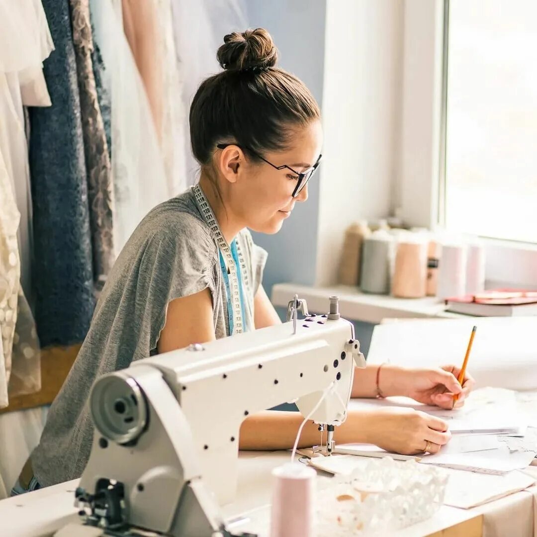 Портной модельер. Фотосессия портного. Художник дизайнер одежды. Портной модельер. Швея дизайнер модельер.