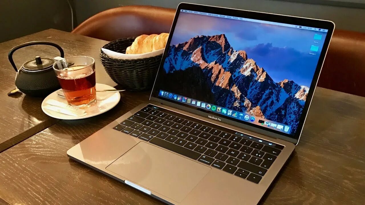 Почему макбук. Macbook pro5.3. макбук в кафе. ноутбук яблоко. macbook и кофе.