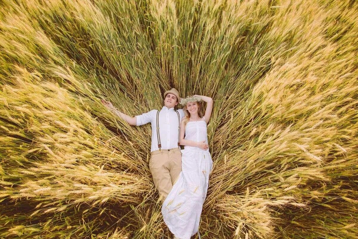 Свадебная фотосессия в поле пшеницы. Фотосессия в пшеничном поле. Свадьба в пшеничном поле. Фотосессия пары в пшеничном поле. Брачное поле