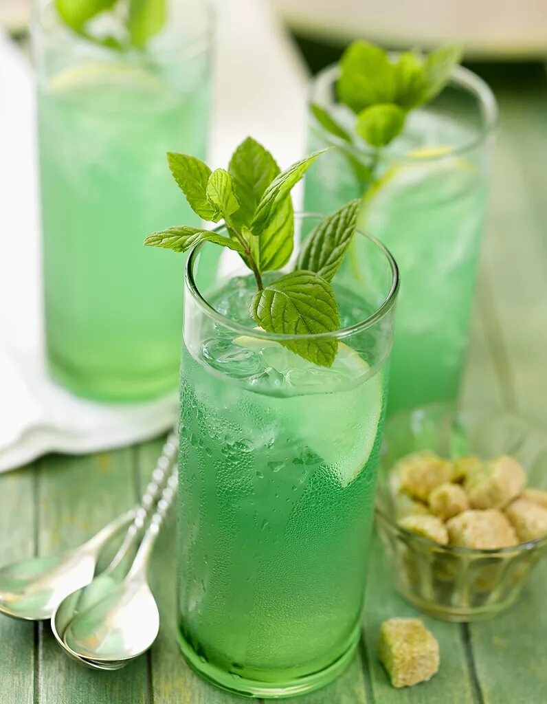 Зеленые холодной водой. Напиток Греен мятный. Минт Грин ти. Коктейль с мятой. Зеленые вещи.