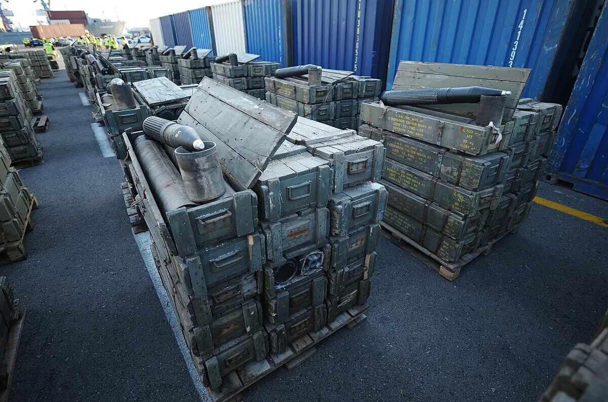 Перевозка оружия в метро. Склад оружия. склад с боеприпасами. контейнер для оружия.
