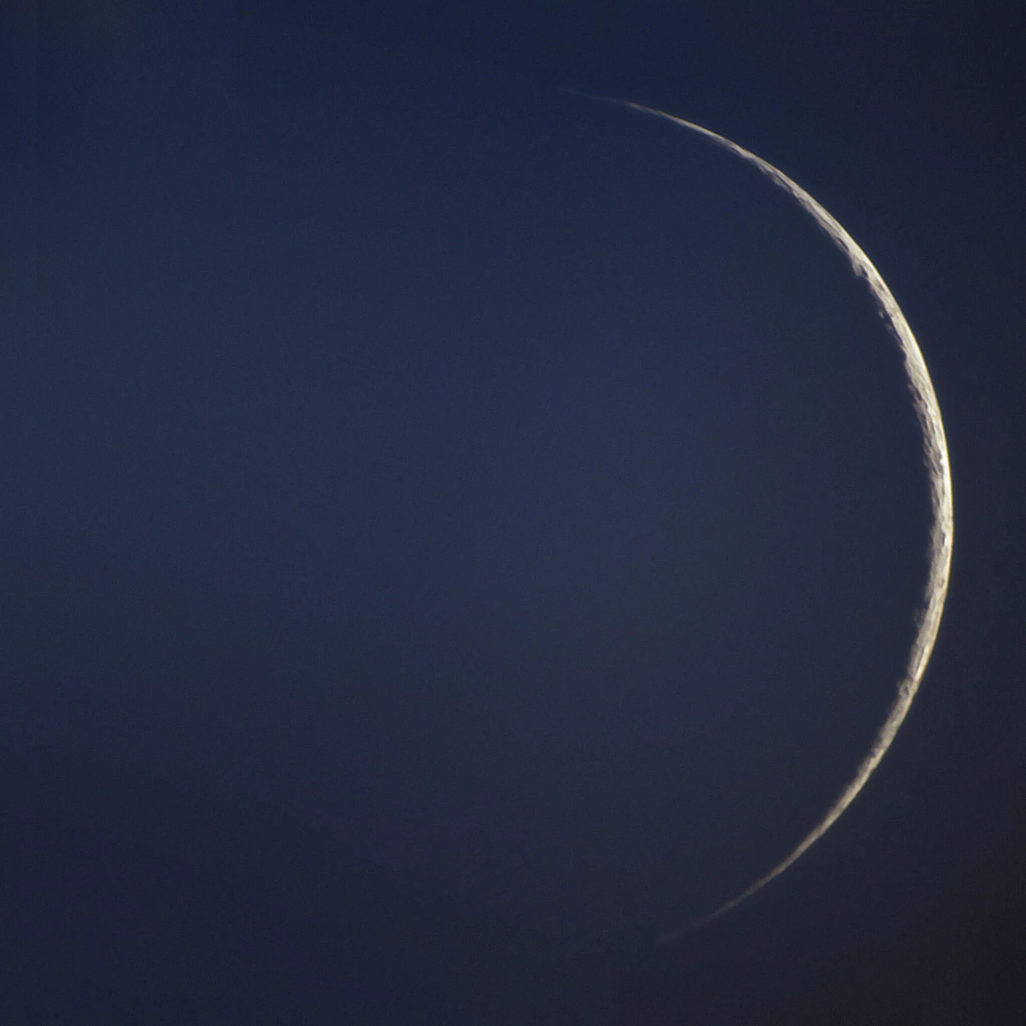 Crescent moon. Лик луны полумесяц. Серп луны. Серповидная луна. Луна новолуние.