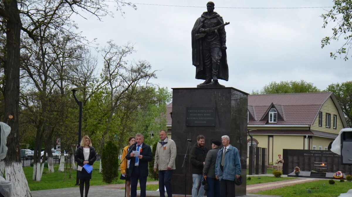 Рп5 мамон воронежской. Памятники село верхний Мамон Воронежской области. Монумент воин освободитель. Памятники в Верхнем Мамоне Воронежской. Верхний Мамон памятник.