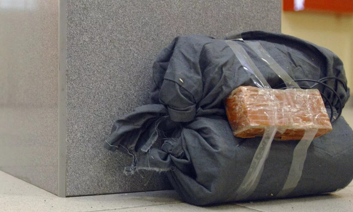 памятка терроризм угроза обществу. замаскированные взрывные устройства. взрывное устройство подозрительный предмет. взрывные устройства чаще всего маскируют под. предмет подозрительный взрывное устройство.