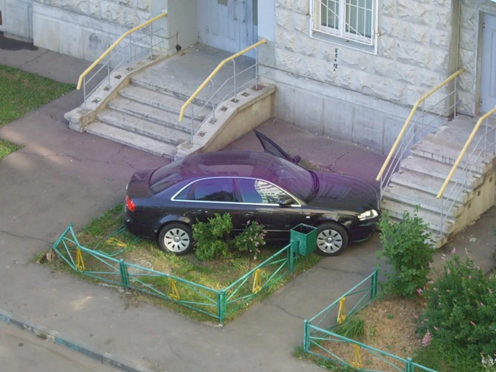 Включи под машину. Машина под окном. Автомобиль во дворе. Машина припаркована у подъезда. Машина в подъезде.