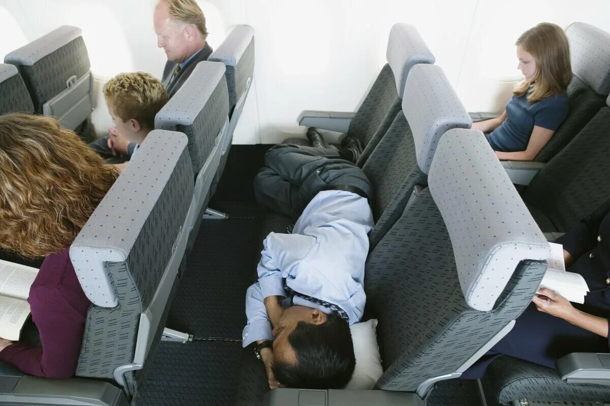 Спать в самолете. Сиденья в самолете. Спящие пассажиры в самолете.