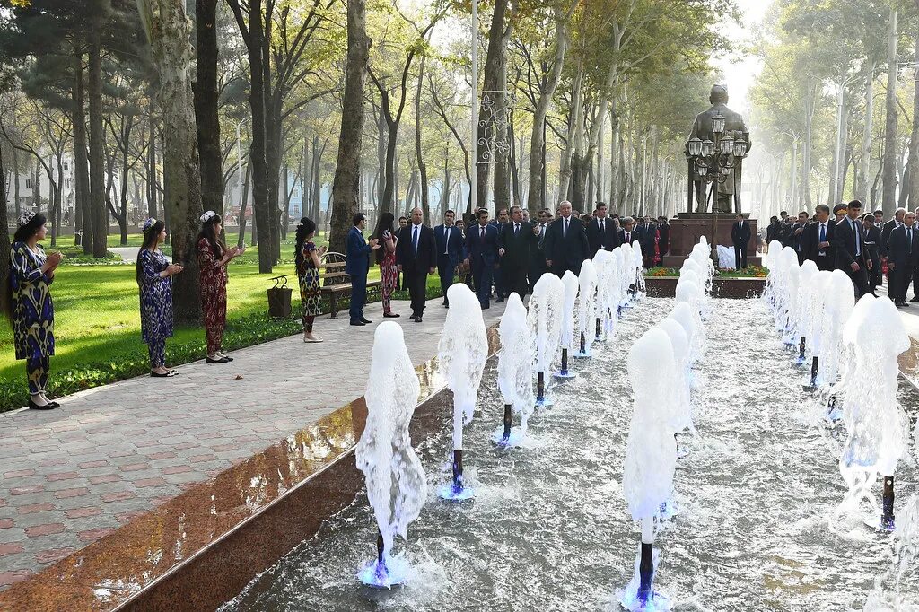 Айни рарз. Парк айни душанбе. парк садриддин айни. парк садриддин айни в душанбе. парки айни душанбе.